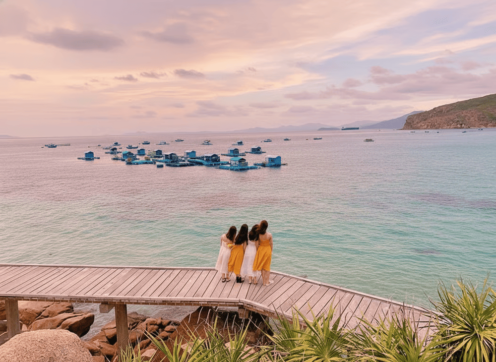 Cầu gỗ ven đảo - lối đi nên thơ và background sống ảo cực chất